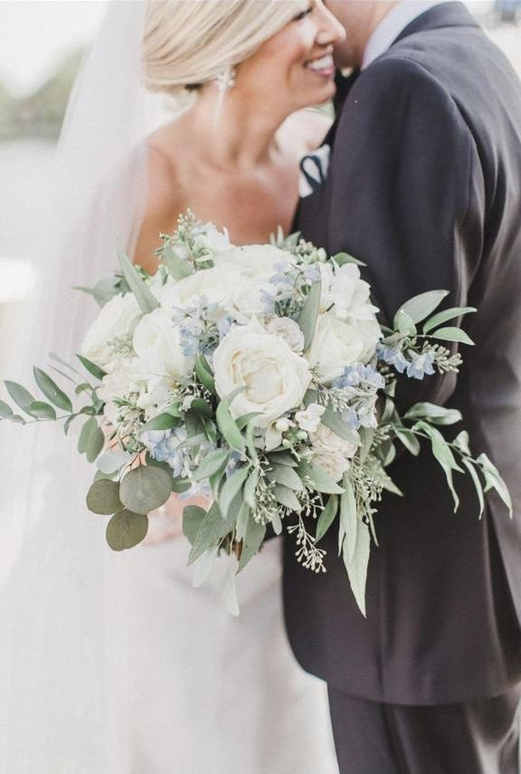 Brautstrauß mit weißen Rosen